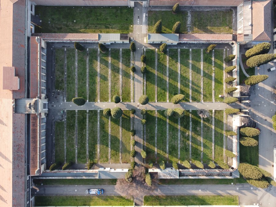 Cimitero di Borgo Panigale, Bologna: vista zenitale Ripresa da drone: Cimitero di Borgo Panigale, Bologna: vista zenitale