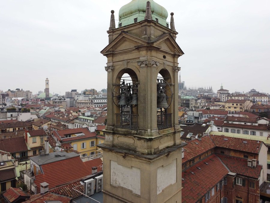 San Francesco di Paola, Milano: il campanile sullo skyline Ripresa da drone: San Francesco di Paola, Milano: il campanile sullo skyline