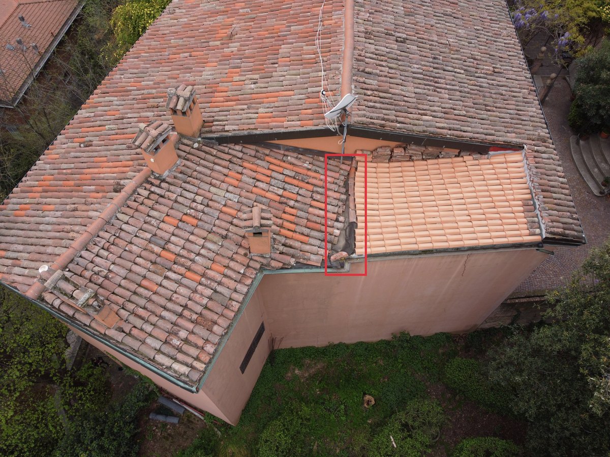 La copertura vista dal drone, con il raccordo fra le falde segnato in rosso