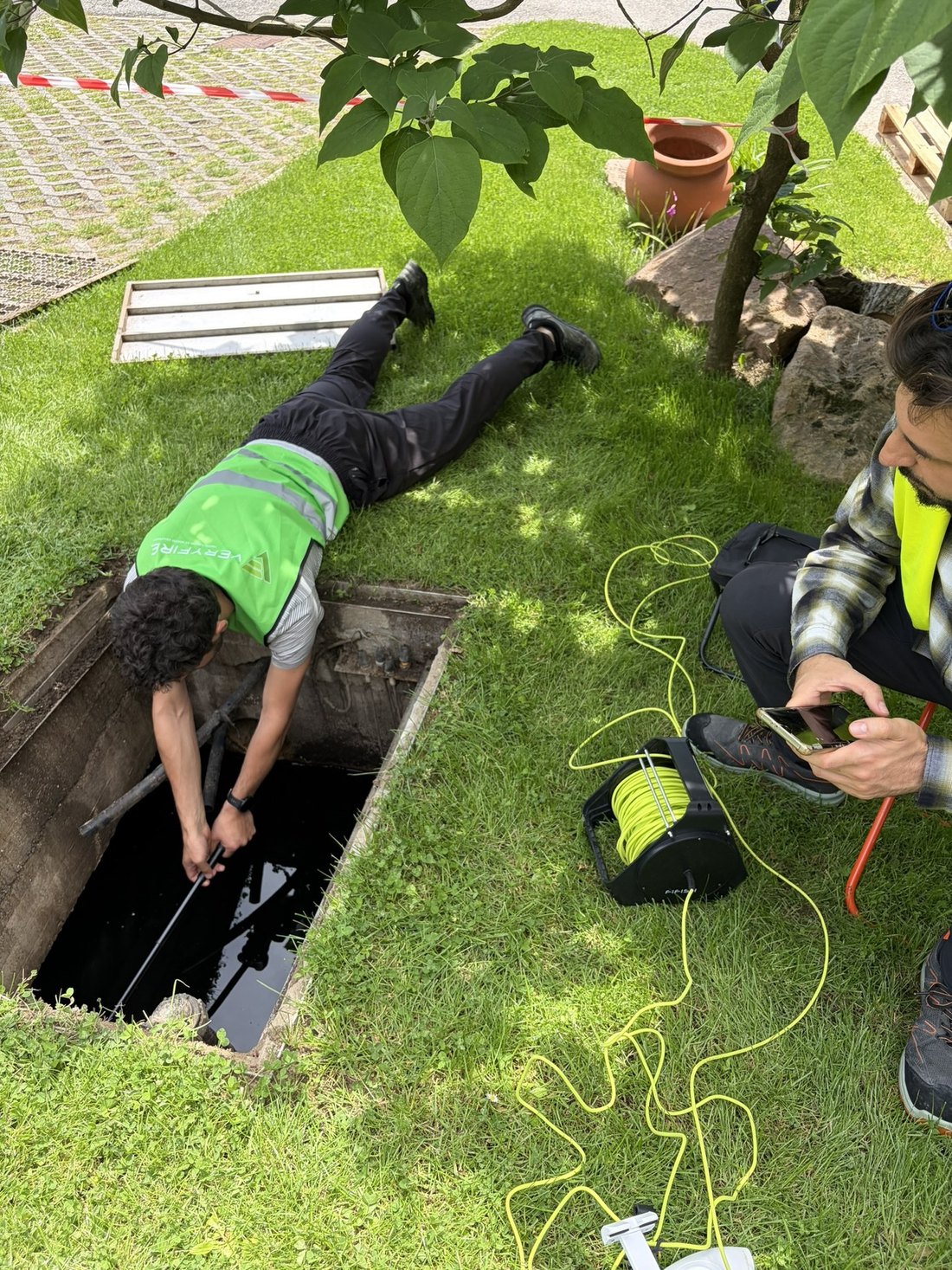 Il ROV calato nella vasca dalla botola d'accesso