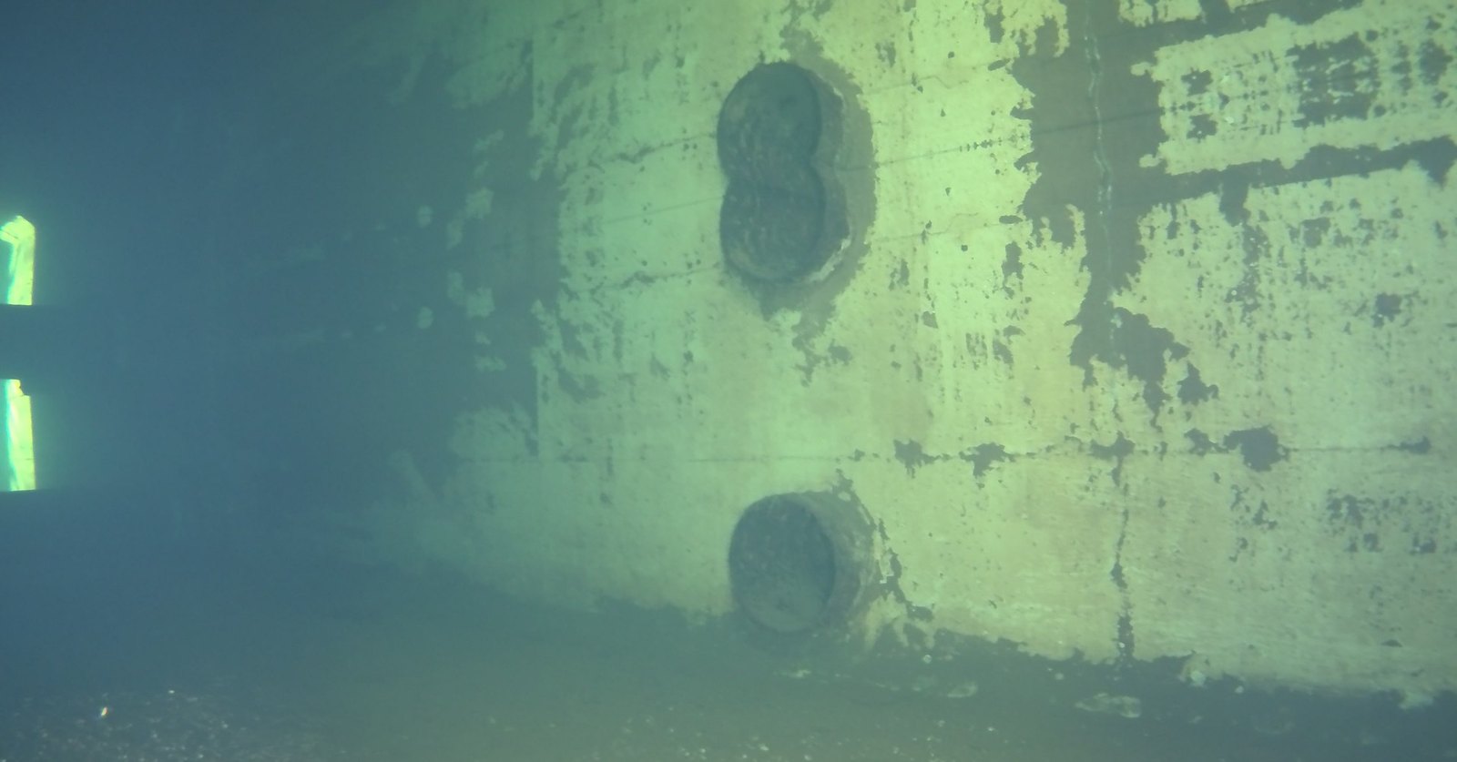 Ripresa del ROV: parete in calcestruzzo con due attraversamenti