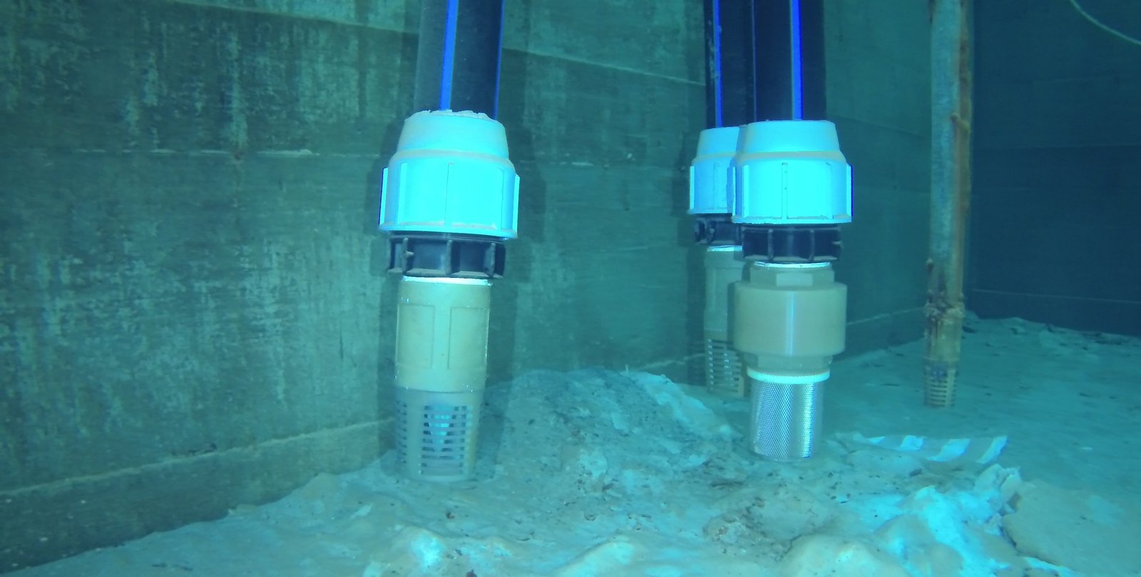 Ripresa del ROV: le pompe sommerse sul fondo della vasca