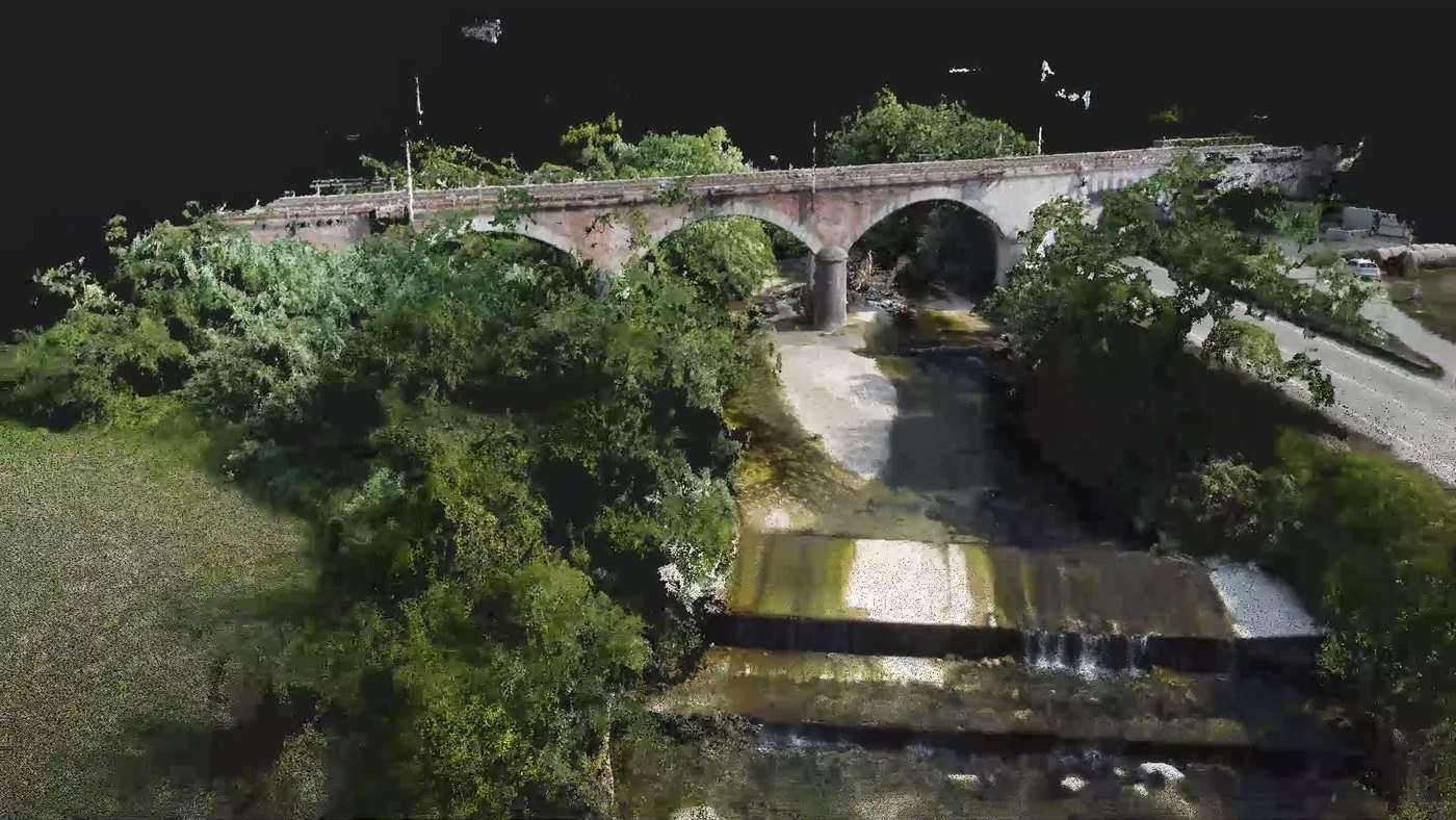 Nuvola di punti della briglia a salti sotto il ponte ferroviario