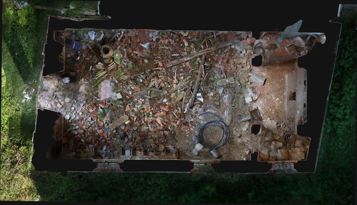 Pianta in ortofoto, con le macerie della copertura sul pavimento