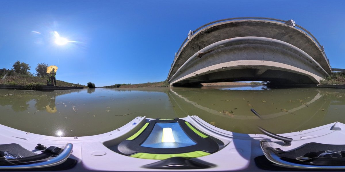 Immagine sferica ripresa dal barchino sotto il ponte stradale su un canale