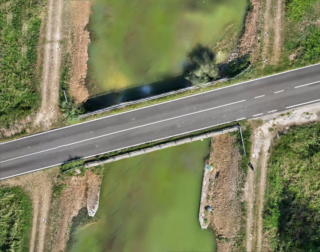 Ponte stradale su canale, Ferrara: il ponte e il canale Ortofoto da drone: Ponte stradale su canale, Ferrara: il ponte e il canale