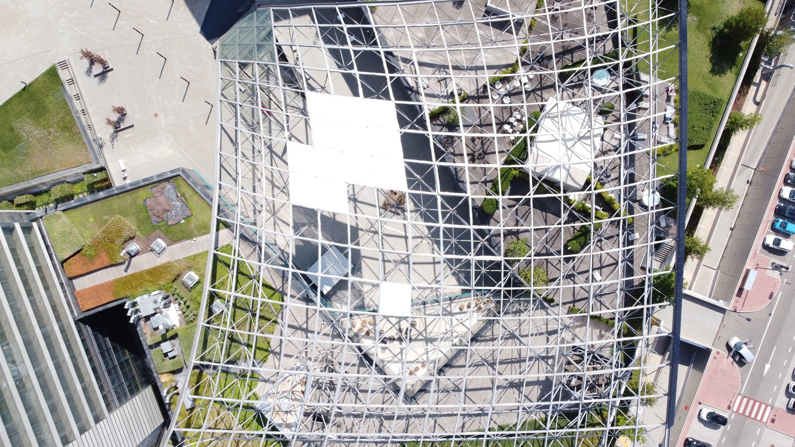 La copertura reticolare della Vela Unipol a Bologna ripresa dal drone