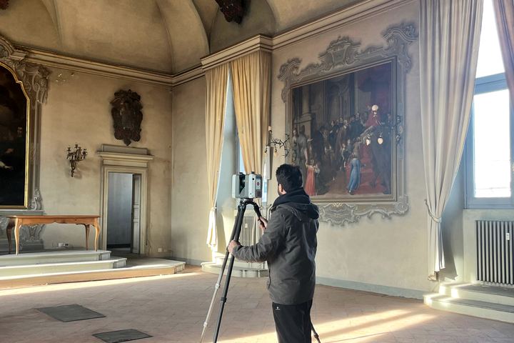 Laser scanner su treppiede in una sala affrescata