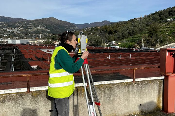 Livello ottico su un cantiere affacciato sul mare