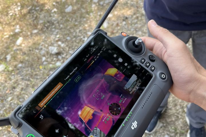 Radiocomando del drone con l’immagine termica in volo